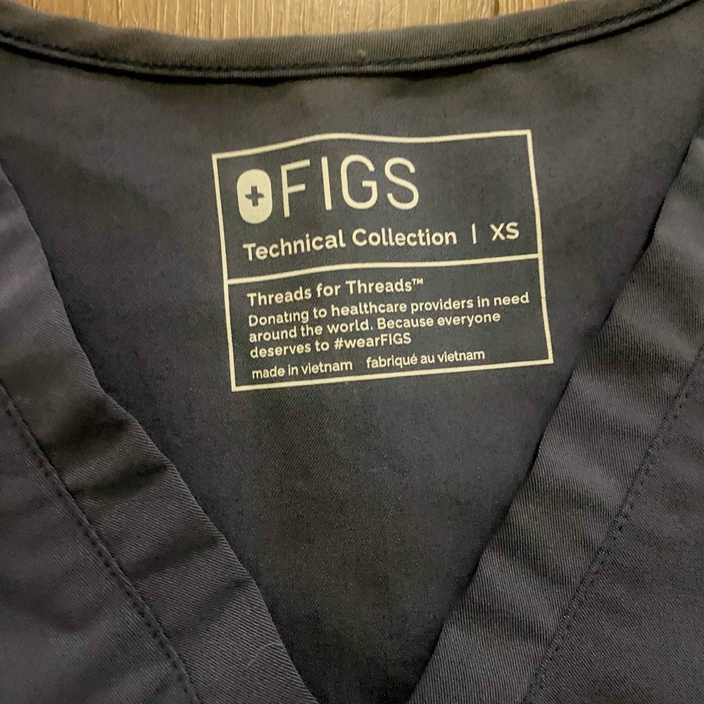 Figs Technical Collection Navy Scrub Top - Picture 2 of 2